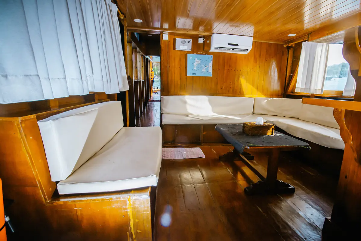 White Pearl 02 Phinisi - Luxury Phinisi Komodo Charter 2026